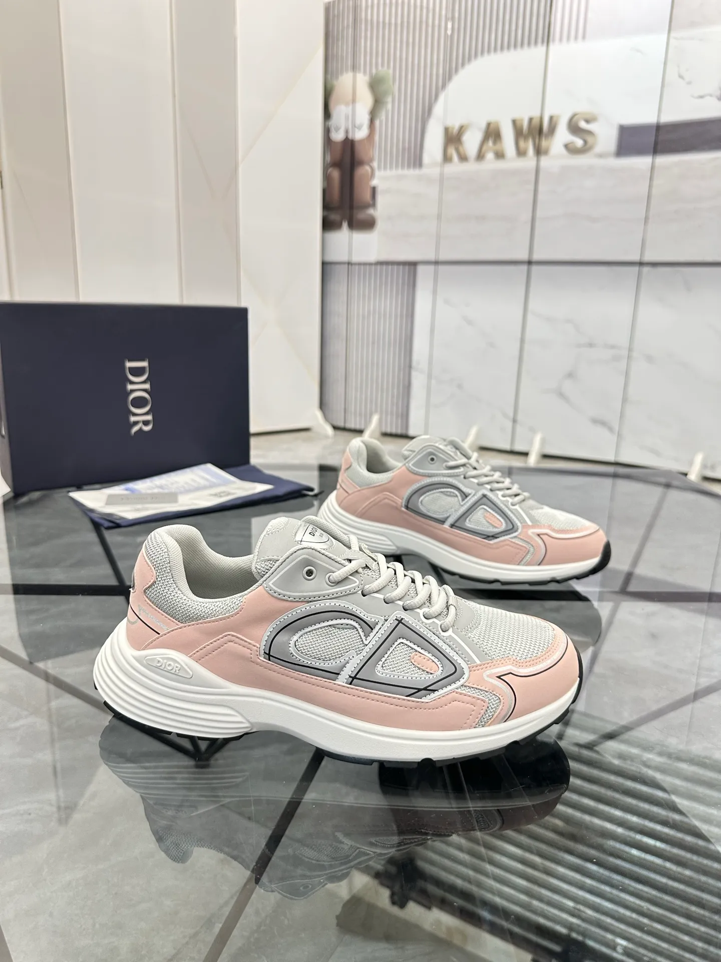 Men's shoes: 💰P400¥ Available in Guangzhou Product trademark: Dior* "Dior*" low-top casual shoes Regular size: 35-46 (can be customized to 47) Couple style Product materials: Upper imported cowhide stitched with original fabric, breathable lining, ultra-light foam original outsole. No.: 007